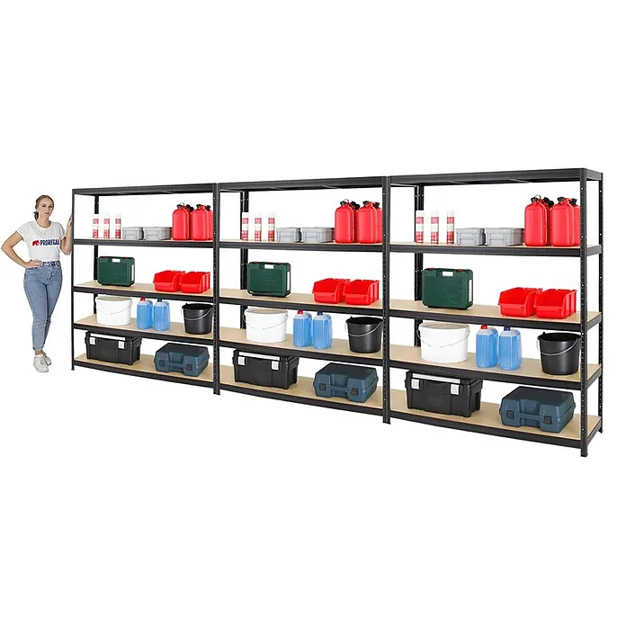 Proregal Schwerlastregal Mega Deal Giant Elephant - H x B x T: 180 x 150 x 45 cm, Traglast pro Boden: 200 kg, Anzahl Böden: 5 Stk., Stecken, Schwarz - Regal mit vier Ebenen, beladen mit verschiedenen Behältern, Kanistern und Eimern, daneben eine Frau, die die Höhe demonstriert.