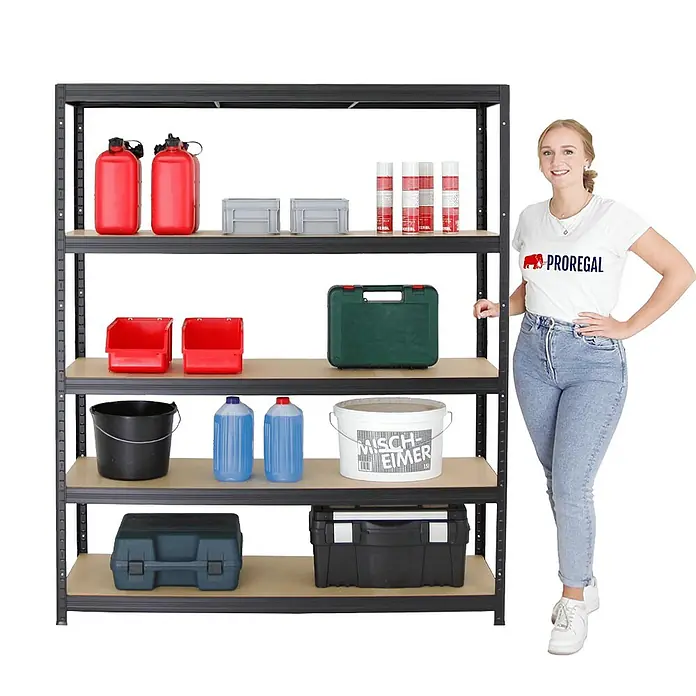Proregal Schwerlastregal Mega Deal Giant Elephant - H x B x T: 180 x 150 x 45 cm, Traglast pro Boden: 200 kg, Anzahl Böden: 5 Stk., Stecken, Schwarz - Abbildung eines robusten schwarzen Regals mit fünf Regalböden, gefüllt mit verschiedenen Lagerbehältern, und einer Frau daneben.