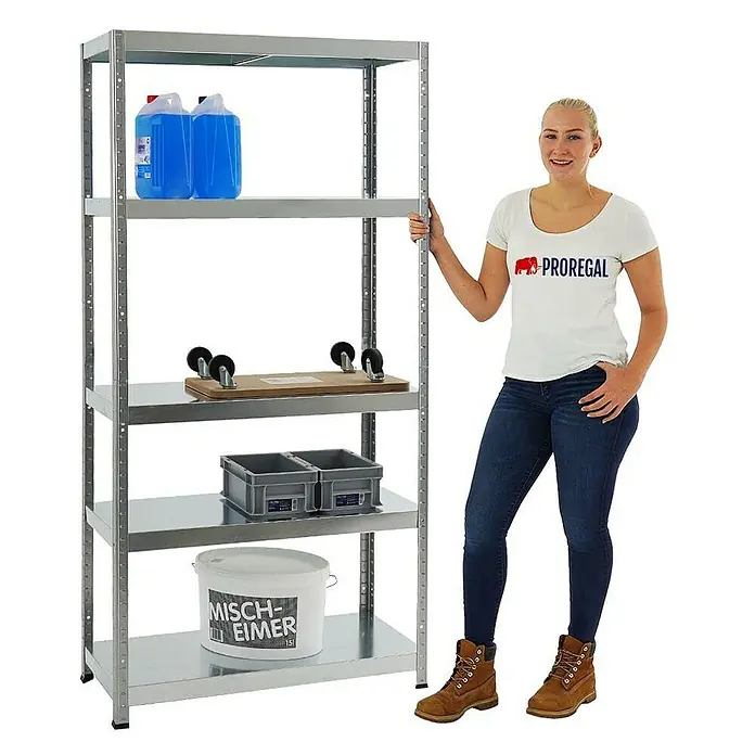 Proregal Metallregal Mega Deal Steel Eagle - Traglast pro Boden: 130 kg, Anzahl Böden: 5 Stk., Stecken, Verzinkt - Ein verzinktes Metallregal mit fünf Regalböden, beladen mit verschiedenen Gegenständen, wird von einer Frau gehalten.
