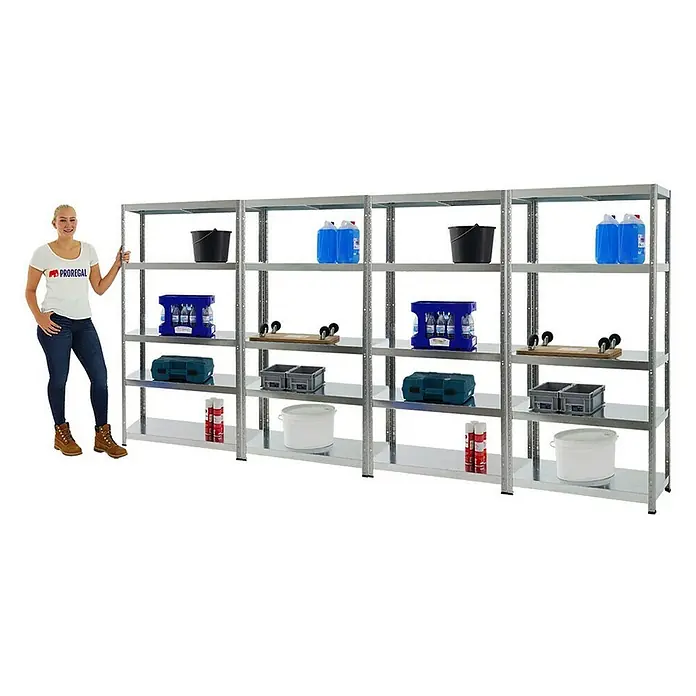 Proregal Metallregal Mega Deal Steel Eagle - Traglast pro Boden: 130 kg, Anzahl Böden: 5 Stk., Stecken, Verzinkt - Ein geräumiges Lagerregal aus Metall, vollgepackt mit verschiedenen Gegenständen, während eine Frau daneben steht und die Höhe demonstriert.