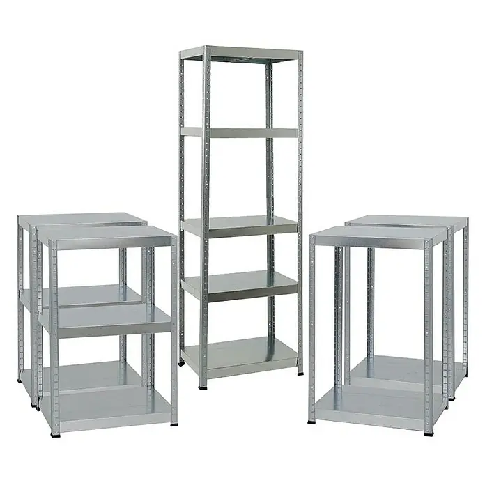 Proregal Metallregal Mega Deal Steel Eagle - Traglast pro Boden: 130 kg, Anzahl Böden: 5 Stk., Stecken, Verzinkt - Mehrere verzinkte Metallregale in verschiedenen Größen, darunter ein hohes Regal mit fünf Ebenen und zwei niedrige Regale mit drei Ebenen.