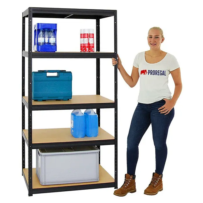 Proregal Schwerlastregal Mega Deal Slim Elephant M - Traglast pro Boden: 350 kg, Anzahl Böden: 5 Stk., Stecken, Schwarz - Metallregal mit fünf Ebenen, bestückt mit verschiedenen Gegenständen, neben einer Frau stehend.
