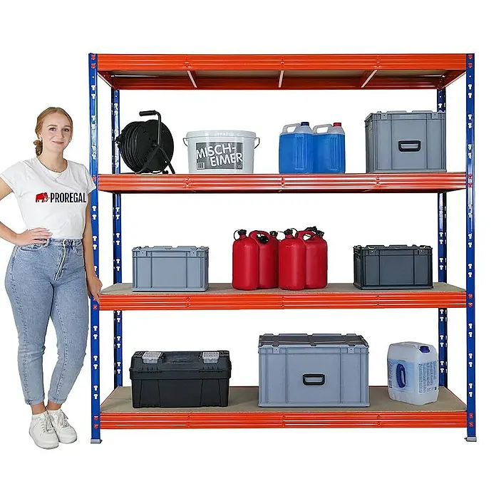 Proregal Schwerlastregal Mega Deal Profi RHINO - Traglast pro Boden: 500 kg, Anzahl Böden: 4 Stk., Stecken, Blau-Orange - Lagerregal mit drei Ebenen, beladen mit Boxen, Kanistern und Zubehör, daneben eine Frau zur Größenanzeige.