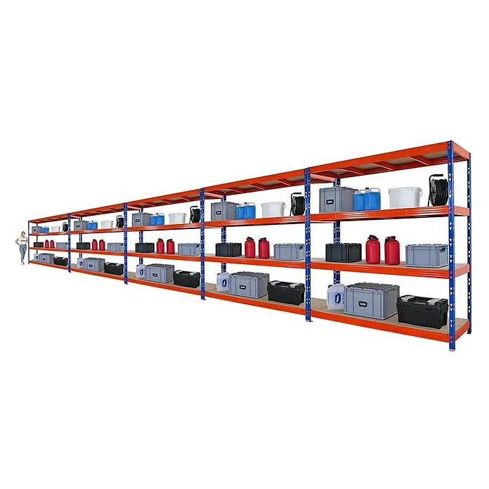 Proregal Schwerlastregal Mega Deal Profi RHINO - Traglast pro Boden: 500 kg, Anzahl Böden: 4 Stk., Stecken, Blau-Orange - Eine lange Regalwand mit vier Etagen, gefüllt mit diversen Behältern und Kanistern. Die Regale sind orangefarben mit blauen Verstrebungen.