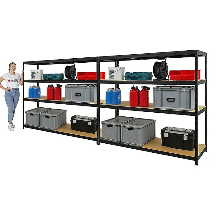 Proregal Schwerlastregal Mega Deal Giant Elephant - H x B x T: 160 x 180 x 60 cm, Traglast pro Boden: 200 kg, Anzahl Böden: 4 Stk., Stecken, Schwarz - Das Bild zeigt ein Regal mit diversen Lagerbehältern, darunter Boxen, Kanister und Eimer, die auf Holzregalen mit schwarzem Metallrahmen stehen.