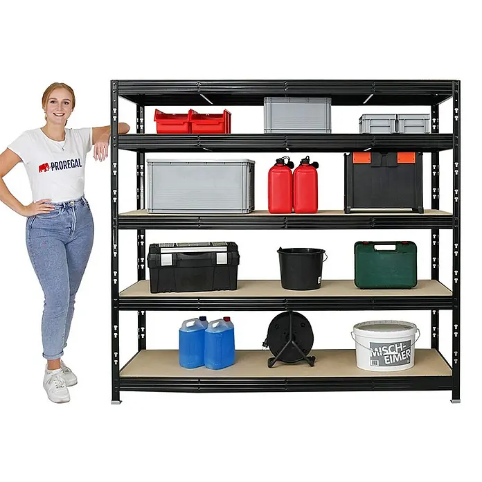 Proregal Schwerlastregal Mega Deal Profi RHINO - Traglast pro Boden: 500 kg, Anzahl Böden: 5 Stk., Stecken, Schwarz - Das Bild zeigt ein stabiles Schwerlastregal mit fünf Ebenen, beladen mit verschiedenen Boxen und Behältern. Eine Frau steht daneben für Größenvergleich.