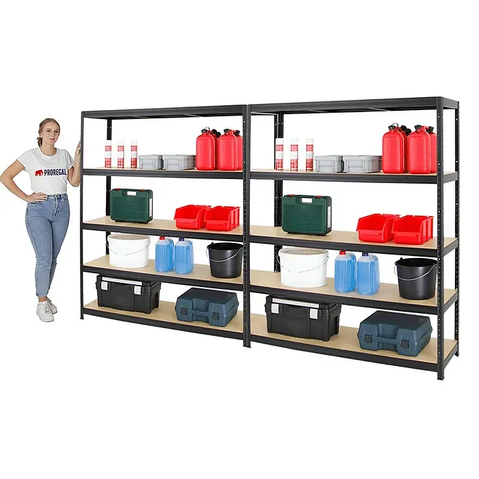 Proregal Schwerlastregal Mega Deal Giant Elephant - H x B x T: 180 x 150 x 45 cm, Traglast pro Boden: 200 kg, Anzahl Böden: 5 Stk., Stecken, Schwarz - Ein Regal mit fünf Ebenen, das mit Behältern und Werkzeugen gefüllt ist, wird von einer Frau präsentiert. Hervorragende Stauraumlösung für Garagen.
