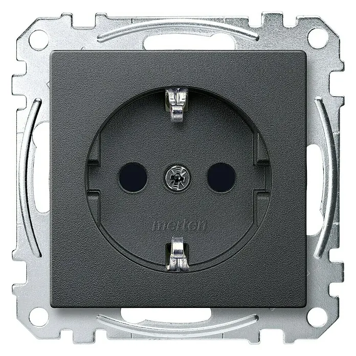 Merten System M Steckdose MEG2301-0414 - Anthrazit, Kunststoff, IP20 - Nahaufnahme einer schwarzen Merten Steckdose mit Metallrahmen, die eine robuste und zuverlässige Stromversorgungslösung darstellt.