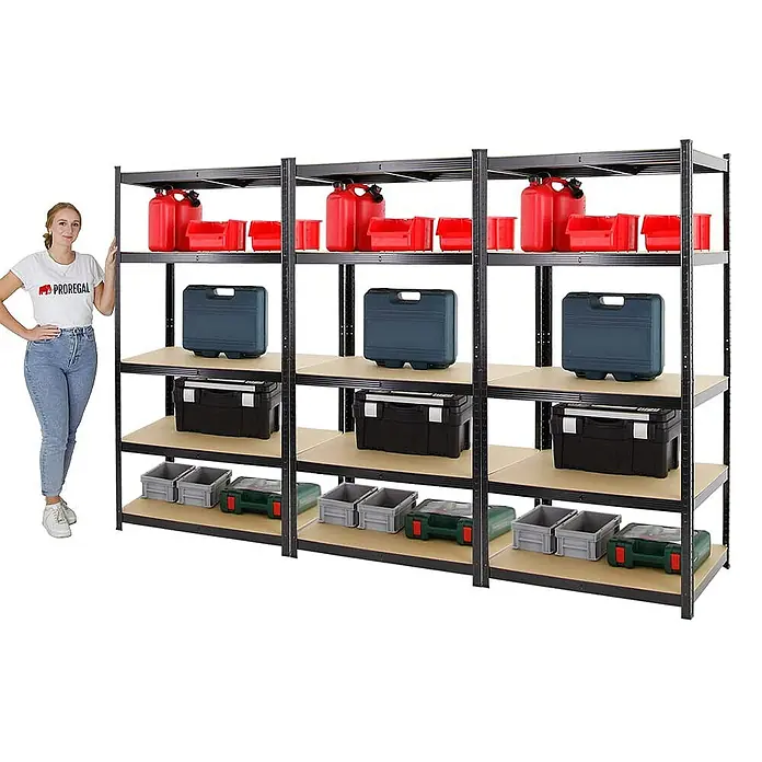 Proregal Schwerlastregal Mega Deal TAURUS - H x B x T: 180 x 90 x 60 cm, Traglast pro Boden: 175 kg, Anzahl Böden: 5 Stk., Stecken, Schwarz - Bild von drei schwarzen Metallregalen mit mehreren Behältern darauf, darunter Kanister, Kisten und Kästen.