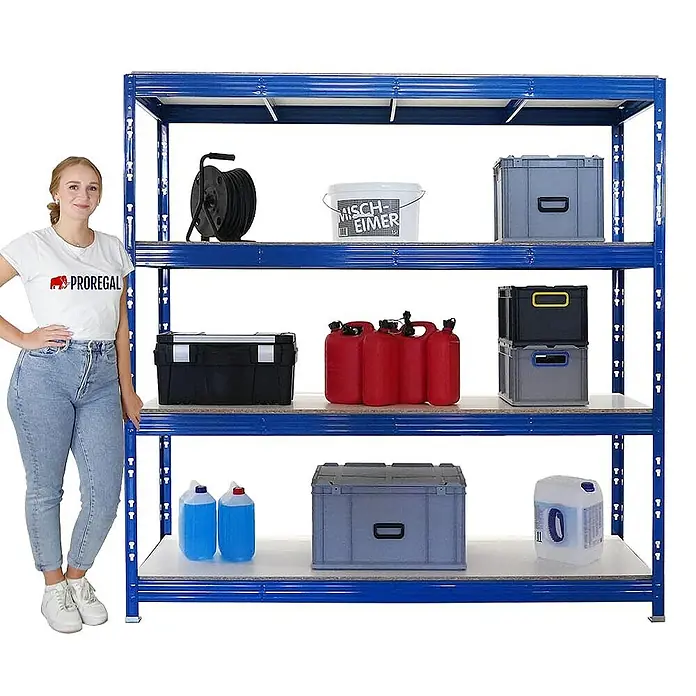 Proregal Schwerlastregal Mega Deal Profi RHINO - Traglast pro Boden: 500 kg, Anzahl Böden: 4 Stk., Stecken, Schwarz - Das blaue Schwerlastregal ist mit verschiedenen Gegenständen wie Kanistern, Werkzeugkisten und Eimern gefüllt. Eine Frau steht daneben.