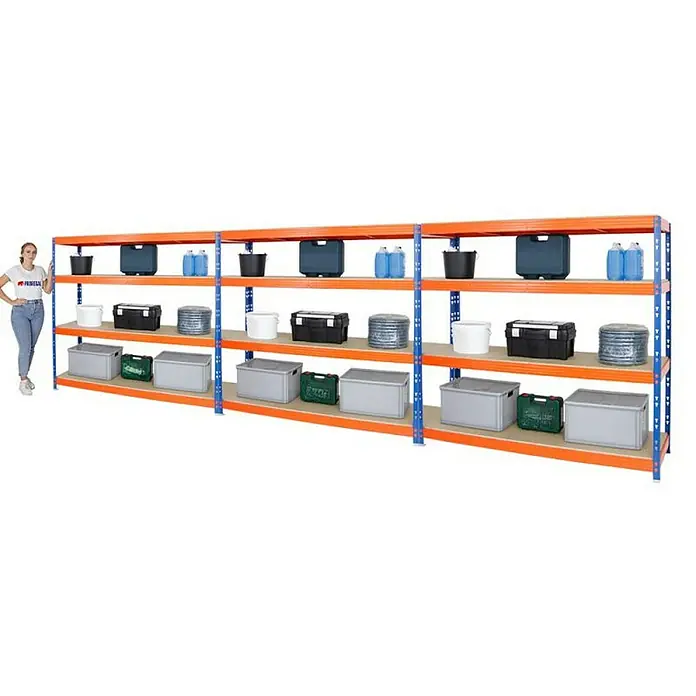 Proregal Schwerlastregal Mega Deal Profi RHINO - Traglast pro Boden: 500 kg, Anzahl Böden: 4 Stk., Stecken, Blau-Orange - Langes, orangefarbenes Schwerlastregal mit vier Ebenen und diversen Lagerbehältern, inklusive einer Person zur Größenorientierung.
