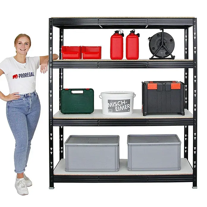 Proregal Schwerlastregal Mega Deal Profi RHINO - Traglast pro Boden: 500 kg, Anzahl Böden: 4 Stk., Stecken, Schwarz - Das Bild zeigt ein Regal mit vier Ebenen, gefüllt mit verschiedenen Gegenständen wie Boxen, Kanistern und Werkzeugkisten.