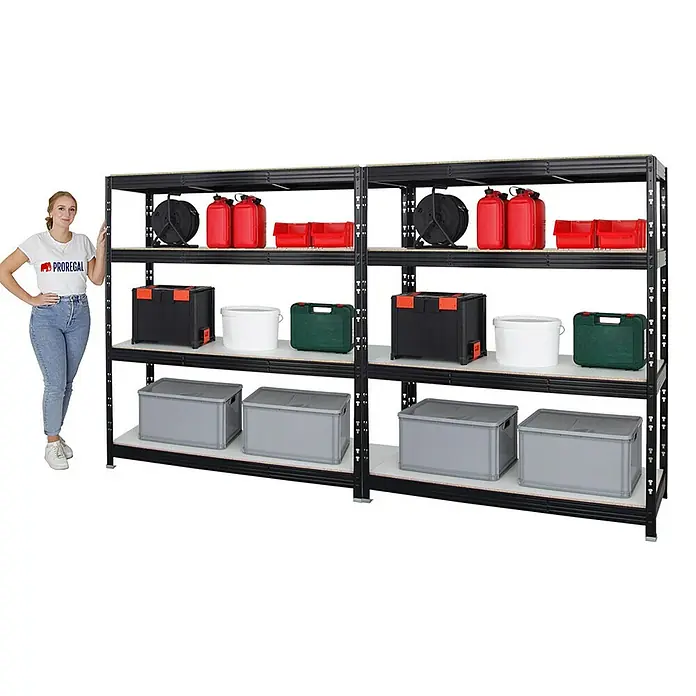 Proregal Schwerlastregal Mega Deal Profi RHINO - Traglast pro Boden: 500 kg, Anzahl Böden: 4 Stk., Stecken, Schwarz - Das Bild zeigt ein großes, schwarzes Schwerlastregal mit vier Ebenen, beladen mit verschiedenen Boxen und Behältern. Eine Frau steht daneben.