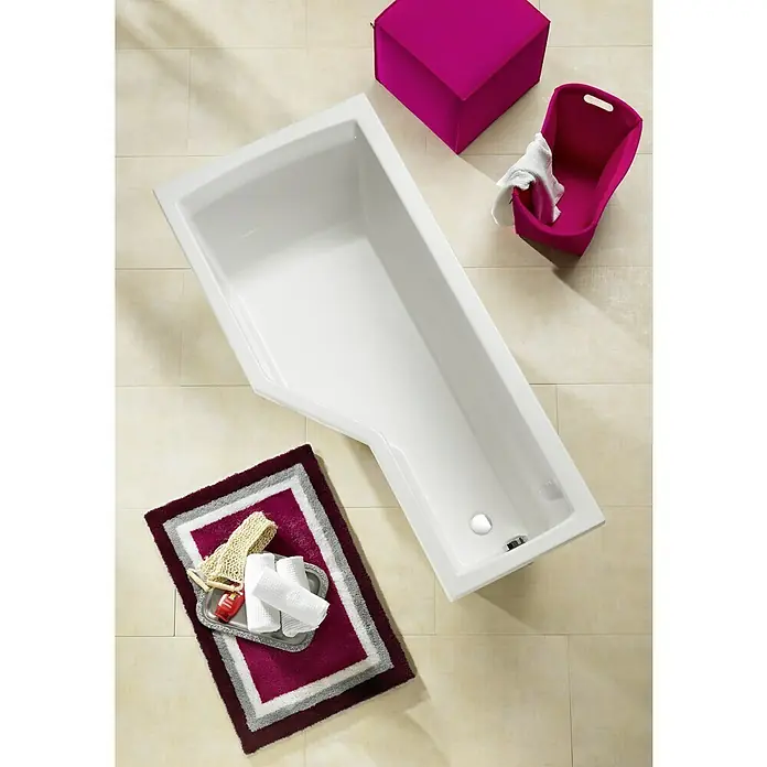 Ottofond Raumsparbadewanne Flint B - 150 x 75 cm, Sanitäracryl, Weiß, Links - Einbau-Badewanne in Weiß, umgeben von Badaccessoires in Pink und Lila, für ein stilvolles Badezimmerambiente.