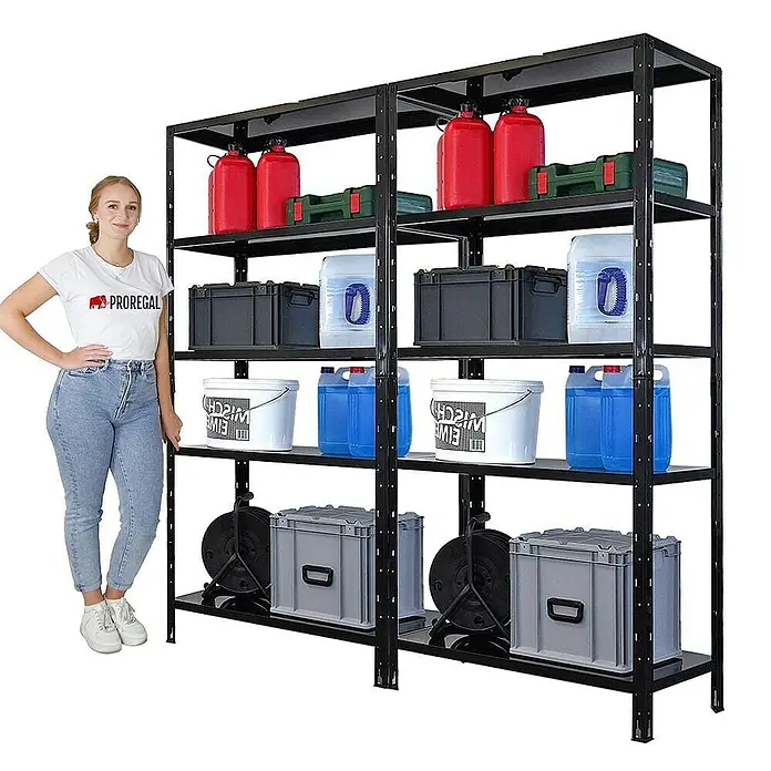 Proregal Metallregal Mega Deal Ares - Traglast pro Boden: 125 kg, Anzahl Böden: 5 Stk., Stecken, Schwarz - Das Bild zeigt ein schwarzes Lagerregal mit fünf Ebenen, gefüllt mit verschiedenen Behältern und Werkzeugkisten. Daneben steht eine junge Frau.