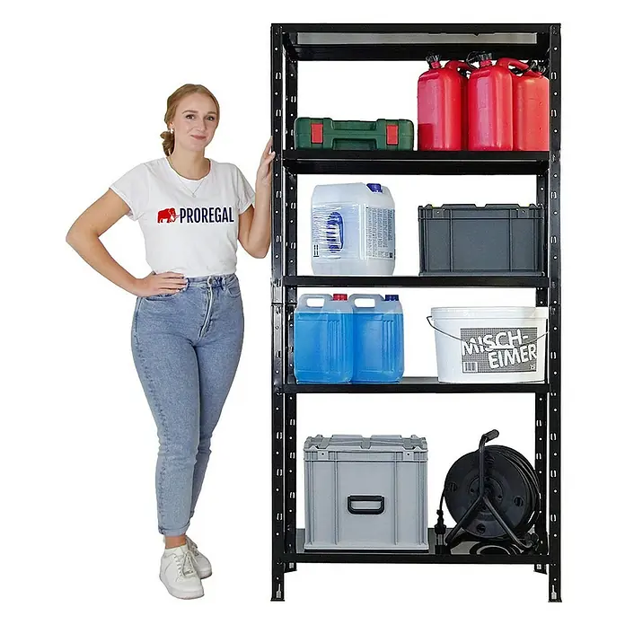 Proregal Metallregal Mega Deal Ares - Traglast pro Boden: 125 kg, Anzahl Böden: 5 Stk., Stecken, Schwarz - Regal mit fünf Ablagen in Schwarz, gefüllt mit verschiedenen Artikeln, neben einer stehenden Person.
