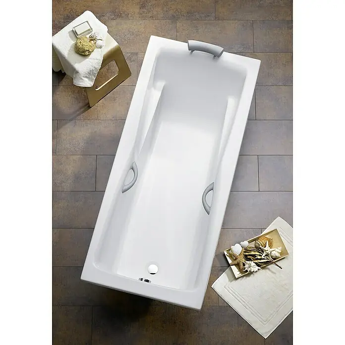 Ottofond Badewanne Santos - 190 x 90 cm, Sanitäracryl, Weiß - Ein weißes, rechteckiges Badezimmer mit grauen Griffen und Armaturen, umgeben von Fliesen und dekorativen Badaccessoires.