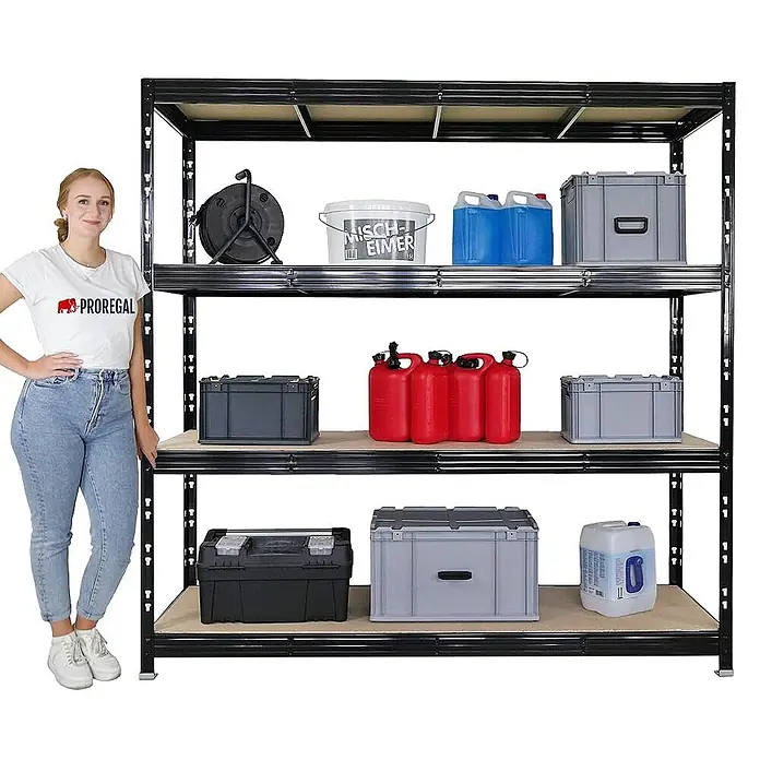 Proregal Schwerlastregal Mega Deal Profi RHINO - Traglast pro Boden: 500 kg, Anzahl Böden: 5 Stk., Stecken, Schwarz - Ein schwarzes Metallregal mit drei Regalböden, gefüllt mit verschiedenen Behältern und einer Person daneben.