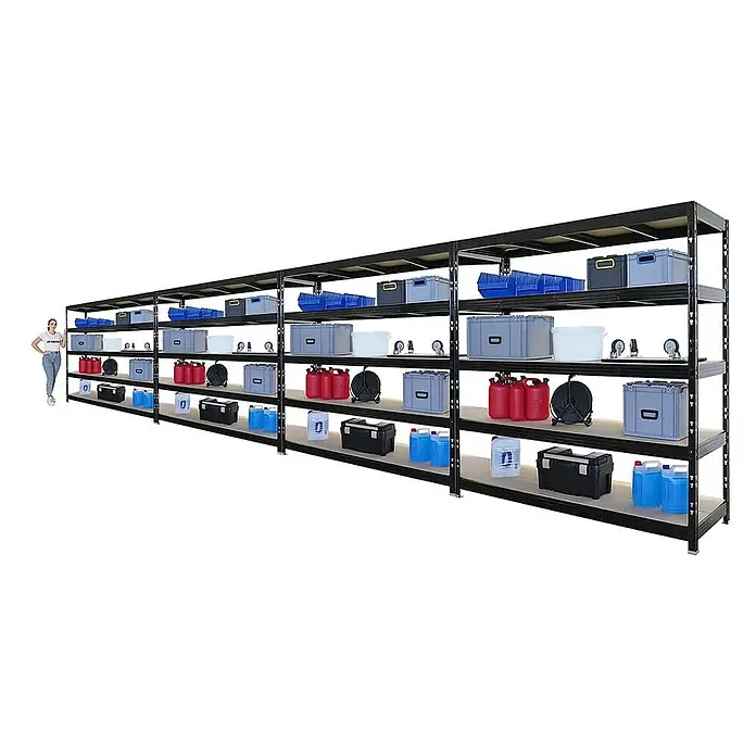Proregal Schwerlastregal Mega Deal Profi RHINO - Traglast pro Boden: 500 kg, Anzahl Böden: 5 Stk., Stecken, Schwarz - Aufnahme eines langen, schwarzen Metallregals mit vier Ebenen, voll mit verschiedenem Lagergut und einer Person daneben.