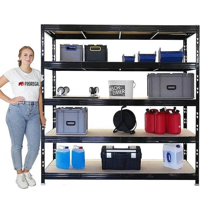 Proregal Schwerlastregal Mega Deal Profi RHINO - Traglast pro Boden: 500 kg, Anzahl Böden: 5 Stk., Stecken, Schwarz - Schwarzes Metallregal mit fünf Regalböden und diversen Gegenständen zur Aufbewahrung, daneben eine Frau.