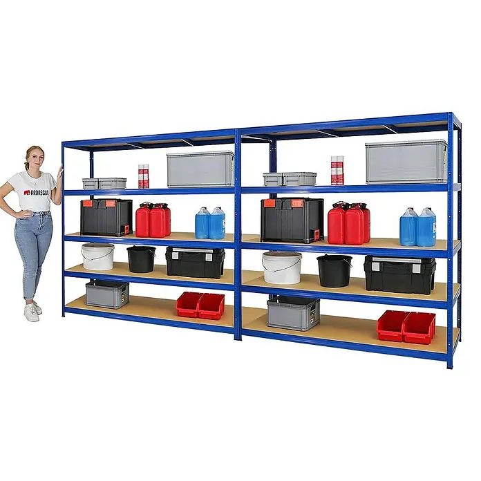 Proregal Schwerlastregal Mega Deal Giant Elephant - H x B x T: 180 x 180 x 60 cm, Traglast pro Boden: 200 kg, Anzahl Böden: 5 Stk., Stecken, Blau - Auf dem Bild ist ein Regal abgebildet, das mit verschiedenen Dingen wie Boxen, Kanistern und anderen Dingen gefüllt ist. Es dient zur Lagerung von Produkten.