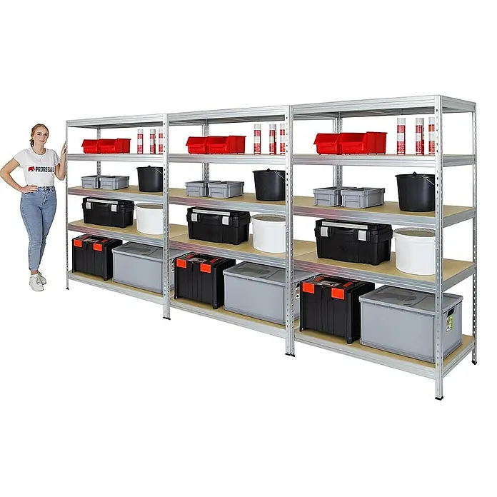 Proregal Schwerlastregal Mega Deal Rivet - Traglast pro Boden: 250 kg, Anzahl Böden: 5 Stk., Stecken, Verzinkt - Ein Regalsystem aus Metall mit fünf Regalböden, auf denen verschiedene Behälter und Boxen in unterschiedlichen Größen und Farben stehen.