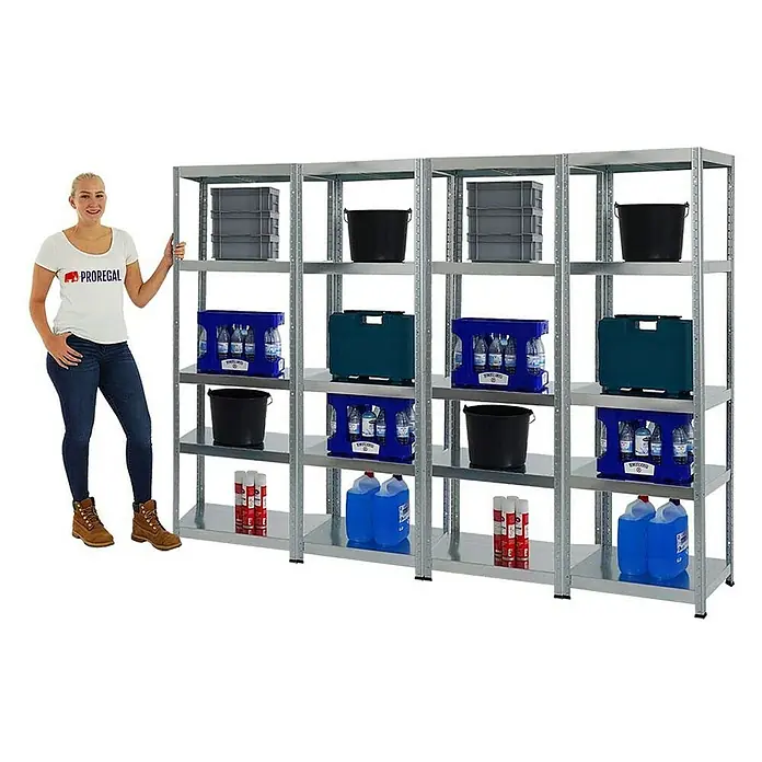 Proregal Metallregal Mega Deal Steel Eagle - Traglast pro Boden: 130 kg, Anzahl Böden: 5 Stk., Stecken, Verzinkt - Abbildung eines Metallregals mit mehreren Fächern, die mit verschiedenen Gegenständen wie Kisten und Flaschen gefüllt sind. Eine Frau steht daneben.