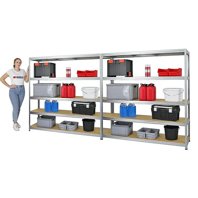 Proregal Schwerlastregal Mega Deal Giant Elephant - Traglast pro Boden: 200 kg, Anzahl Böden: 5 Stk., Stecken, Verzinkt - Regalsystem mit fünf Ebenen, gefüllt mit verschiedenen Lagerbehältern, neben einer Frau, die die Regalhöhe demonstriert.