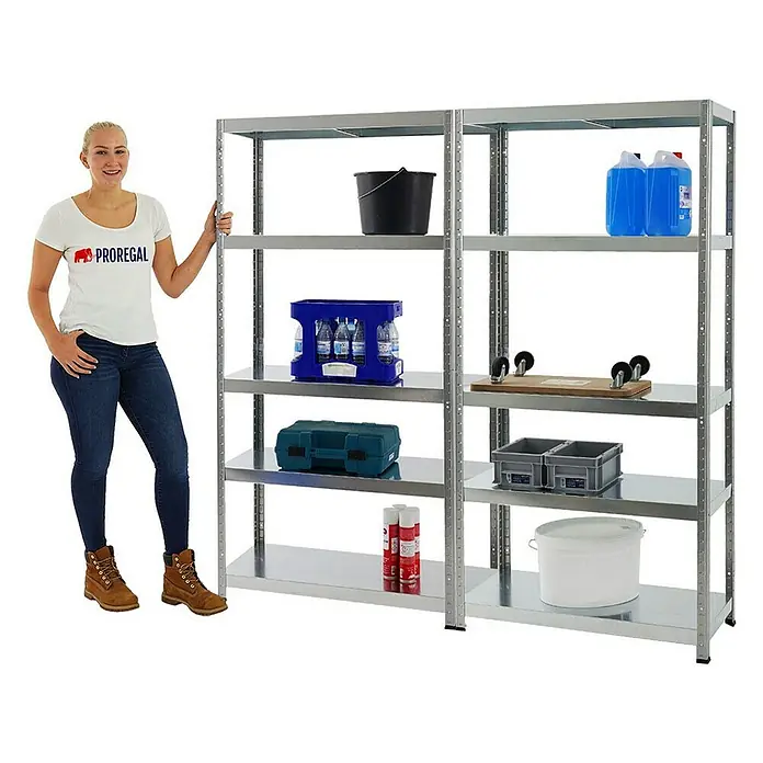 Proregal Metallregal Mega Deal Steel Eagle - Traglast pro Boden: 130 kg, Anzahl Böden: 5 Stk., Stecken, Verzinkt - Lagerregal mit diversen Gegenständen, präsentiert von einer Frau. Das Regal bietet viel Stauraum und ist ideal für Werkstatt oder Lager.