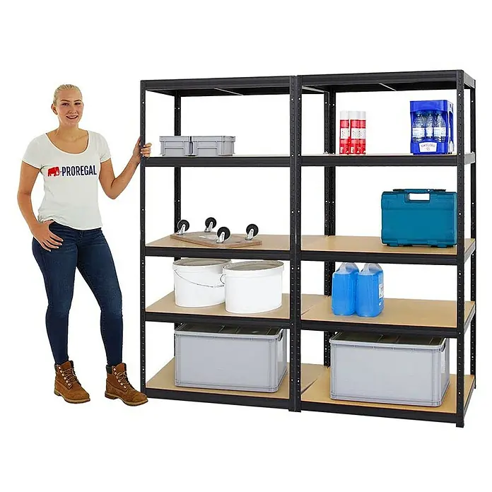 Proregal Schwerlastregal Mega Deal Slim Elephant M - H x B x T: 180 x 180 x 60 cm, Traglast pro Boden: 350 kg, Anzahl Böden: 5 Stk., Stecken, Schwarz - Das Bild zeigt ein Schwerlastregal mit 5 Böden, beladen mit Boxen, Eimern, Rollen und Getränken, neben einer Frau.