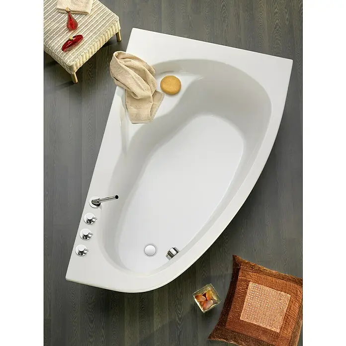 Ottofond Eckbadewanne Mauritius A - L x B: 175 x 110 cm, Sanitäracryl, Weiß, Rechts - Ansicht von oben einer weissen, dreieckigen Badewanne mit Armaturen, einem Handtuch und dekorativen Accessoires auf einem Holzboden.