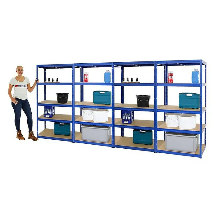 Proregal Schwerlastregal Mega Deal Slim Elephant M - H x B x T: 180 x 90 x 60 cm, Traglast pro Boden: 350 kg, Anzahl Böden: 5 Stk., Stecken, Blau - Lagerregal mit vier Abschnitten, gefüllt mit verschiedenen Behältern und Flaschen, daneben eine Frau.\n