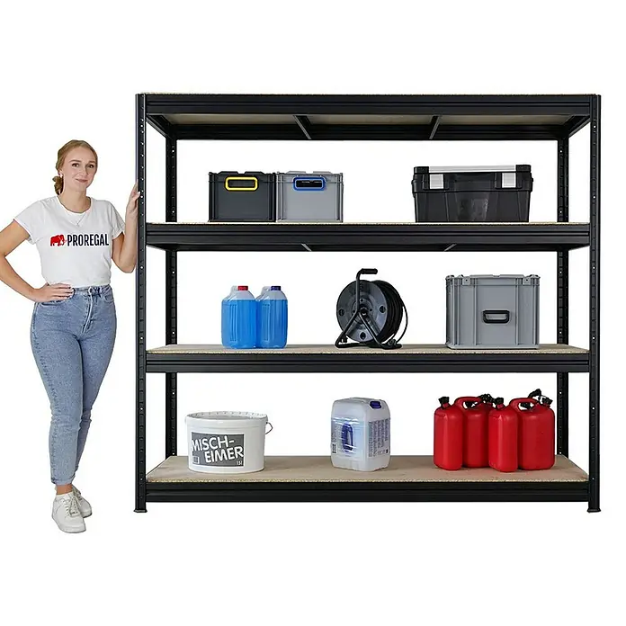 Proregal Schwerlastregal Mega Deal DINO - H x B x T: 180 x 200 x 60 cm, Traglast pro Boden: 500 kg, Anzahl Böden: 4 Stk., Stecken, Schwarz - Lagerregal mit vier Ebenen, beladen mit verschiedenen Boxen, Kanistern und Eimern, daneben eine Frau, die das Regal präsentiert.