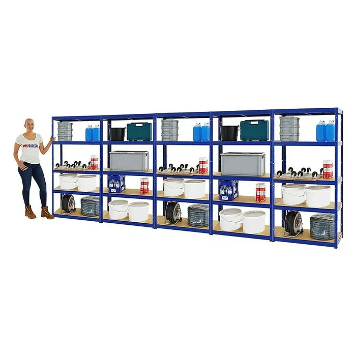 Proregal Schwerlastregal Mega Deal Slim Elephant S - H x B x T: 180 x 90 x 45 cm, Traglast pro Boden: 350 kg, Anzahl Böden: 5 Stk., Stecken, Blau - Proregal Lagerregal mit einer Frau daneben. Das Regal ist mit verschiedenen Behältern, Eimern und anderen Gegenständen gefüllt.