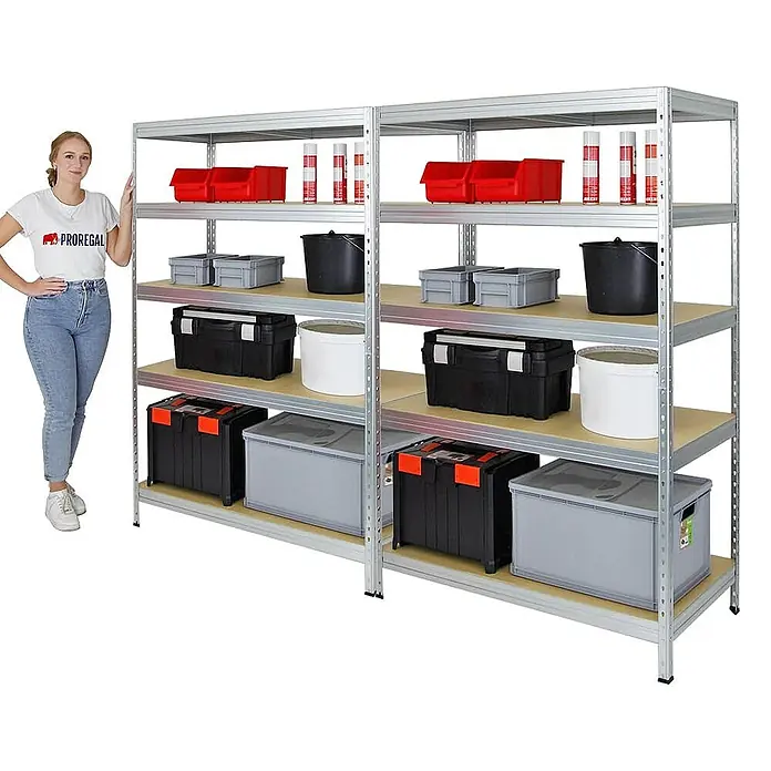 Proregal Schwerlastregal Mega Deal Rivet - Traglast pro Boden: 250 kg, Anzahl Böden: 5 Stk., Stecken, Verzinkt - Regale mit verschiedenen Behältern in unterschiedlichen Größen und Farben. Die Regale sind aus Metall gefertigt und haben Holzregalböden.