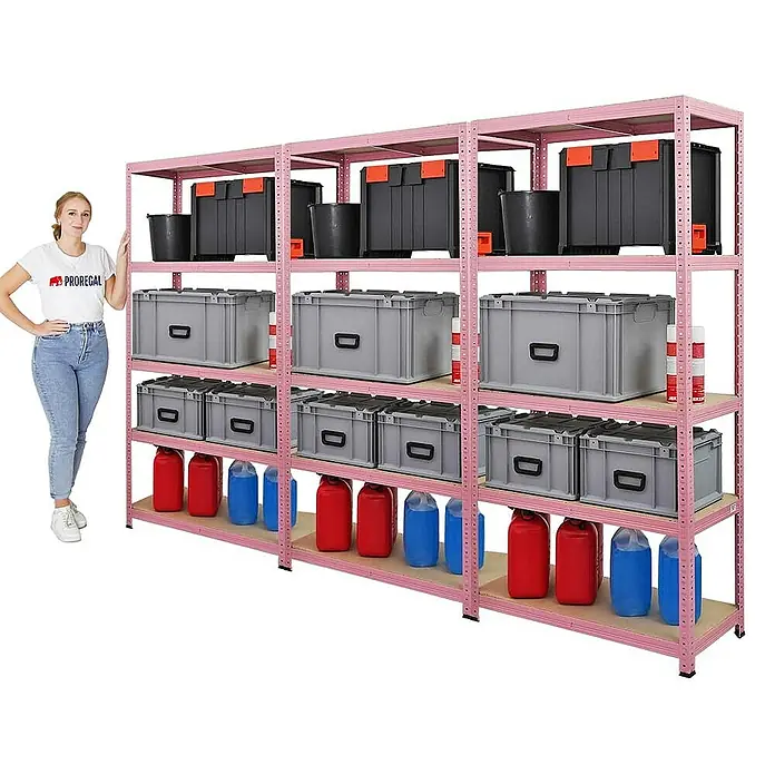 Proregal Schwerlastregal Mega Deal PINK LADY - Traglast pro Boden: 175 kg, Anzahl Böden: 5 Stk., Stecken, Rosa - Regal mit verschiedenen Aufbewahrungsbehältern, darunter graue Kisten und blaue/rote Kanister, auf Holzregalen mit rosa Rahmen.