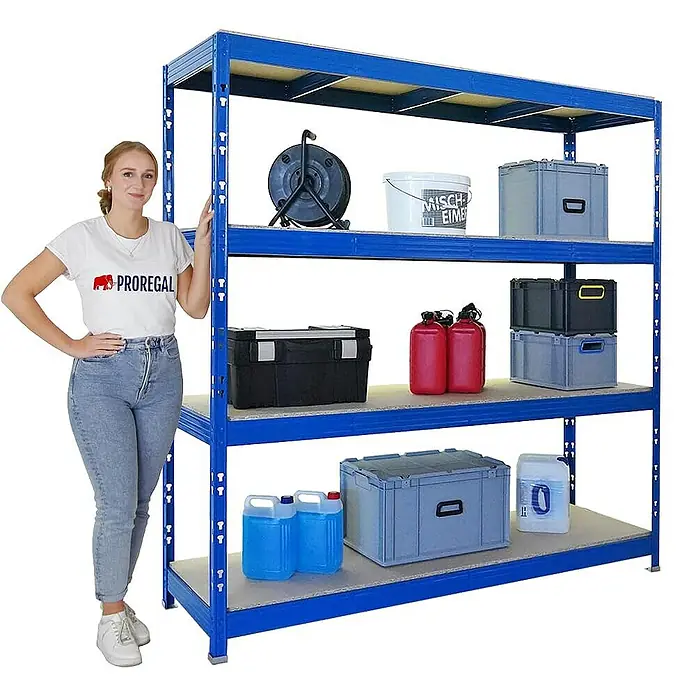 Proregal Schwerlastregal Profi RHINO - H x B x T: 200 x 200 x 60 cm, Traglast pro Boden: 500 kg, Anzahl Böden: 4 Stk., Stecken, Schwarz - Ein blaues Regal mit vier Fächern, gefüllt mit verschiedenen Behältern, und eine junge Frau, die daneben steht.