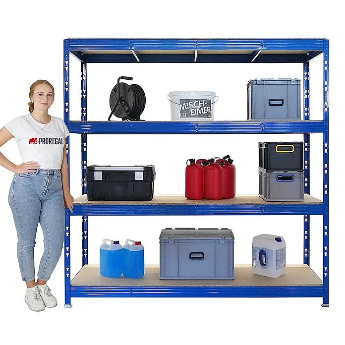 Proregal Schwerlastregal Profi RHINO - H x B x T: 200 x 200 x 60 cm, Traglast pro Boden: 500 kg, Anzahl Böden: 4 Stk., Stecken, Schwarz - Regal mit vier Ebenen, beladen mit verschiedenen Artikeln, daneben steht eine Frau.