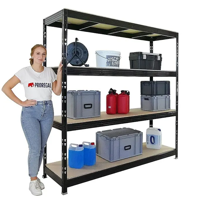 Proregal Schwerlastregal Profi RHINO - H x B x T: 200 x 200 x 60 cm, Traglast pro Boden: 500 kg, Anzahl Böden: 4 Stk., Stecken, Schwarz - Ein schwarzes Metallregal mit vier Ablagen aus Holz, bestückt mit verschiedenen Behältern und Kanistern, daneben eine Frau.