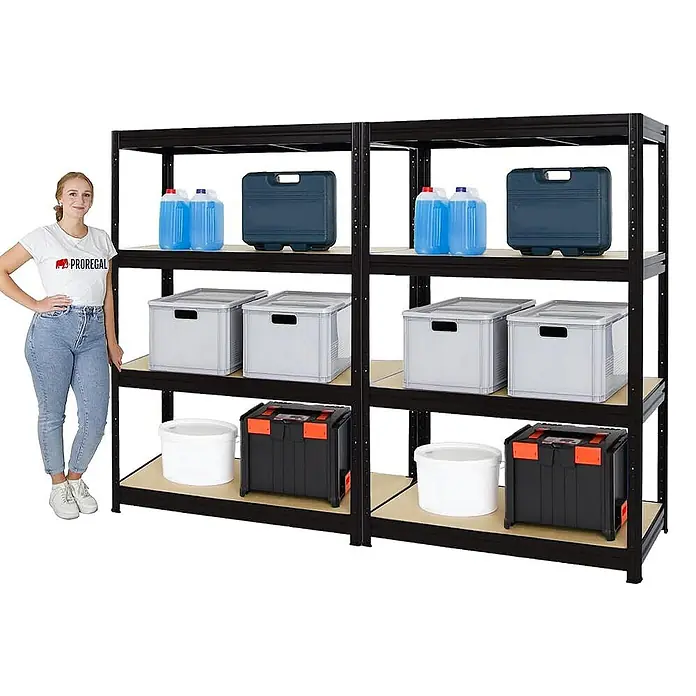 Proregal Schwerlastregal Mega Deal DINO - H x B x T: 180 x 120 x 60 cm, Traglast pro Boden: 600 kg, Anzahl Böden: 4 Stk., Stecken, Schwarz - Hier sind zwei schwarze Metallregale mit vier Regalböden, die verschiedene Gegenstände wie Behälter und Kanister aufnehmen.