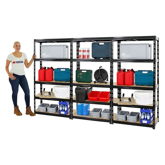 Proregal Schwerlastregal Mega Deal Tiger - Traglast pro Boden: 265 kg, Anzahl Böden: 5 Stk., Stecken, Schwarz - Das Bild zeigt ein robustes Metallregal mit vier Ebenen, gefüllt mit verschiedenen Gegenständen zur Aufbewahrung und einer Frau daneben.