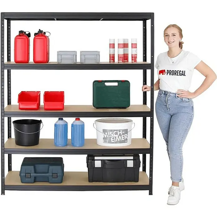 Proregal Schwerlastregal Giant Elephant - H x B x T: 180 x 150 x 45 cm, Traglast pro Boden: 200 kg, Anzahl Böden: 5 Stk., Stecken, Schwarz - Lagerregal mit fünf Ablagen, gefüllt mit Werkzeugen und Behältern, präsentiert von einer Frau.