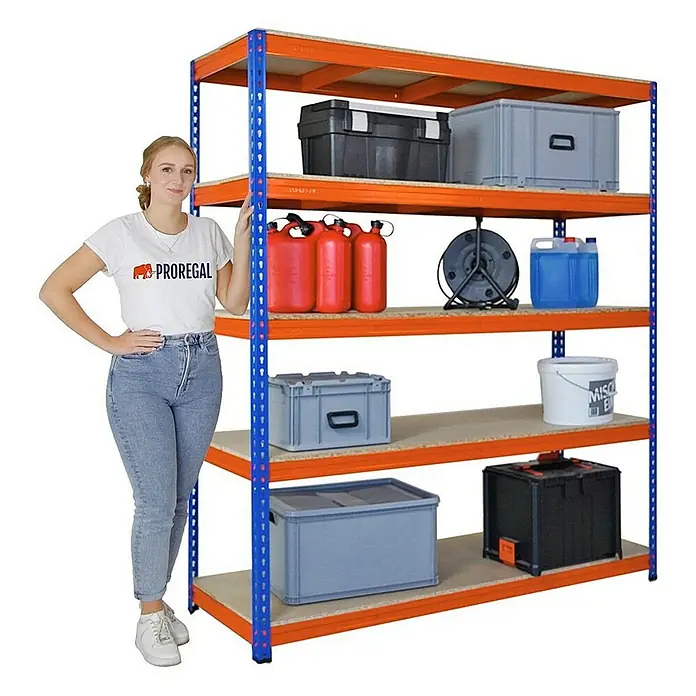 Proregal Schwerlastregal BISON - H x B x T: 200 x 180 x 60 cm, Traglast pro Boden: 600 kg, Anzahl Böden: 5 Stk., Stecken, Blau-Orange - Das Bild zeigt ein Regal mit vier Regalböden, die mit verschiedenen Gegenständen gefüllt sind, und eine Person daneben zur Größenanzeige.