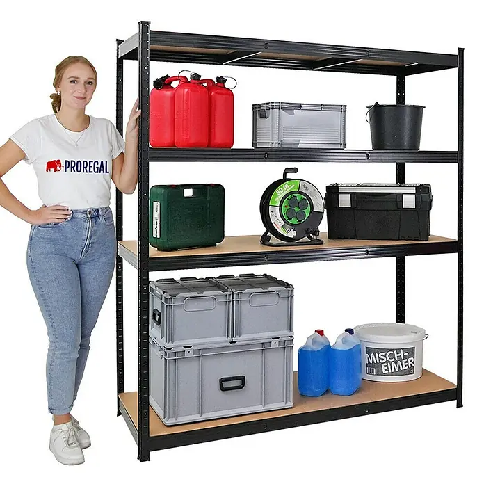 Proregal Schwerlastregal Mega Deal TAURUS - Traglast pro Boden: 250 kg, Anzahl Böden: 5 Stk., Stecken, Schwarz - Regal mit vier Ebenen, beladen mit verschiedenen Gegenständen wie Kanistern, Kisten und Werkzeugen.