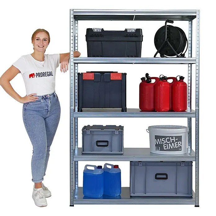 Proregal Metallregal Mega Deal Steel Eagle - Traglast pro Boden: 130 kg, Anzahl Böden: 5 Stk., Stecken, Verzinkt - Das Bild zeigt ein Schwerlastregal mit fünf Böden, beladen mit Werkzeugkisten und Behältern, präsentiert neben einer Frau.