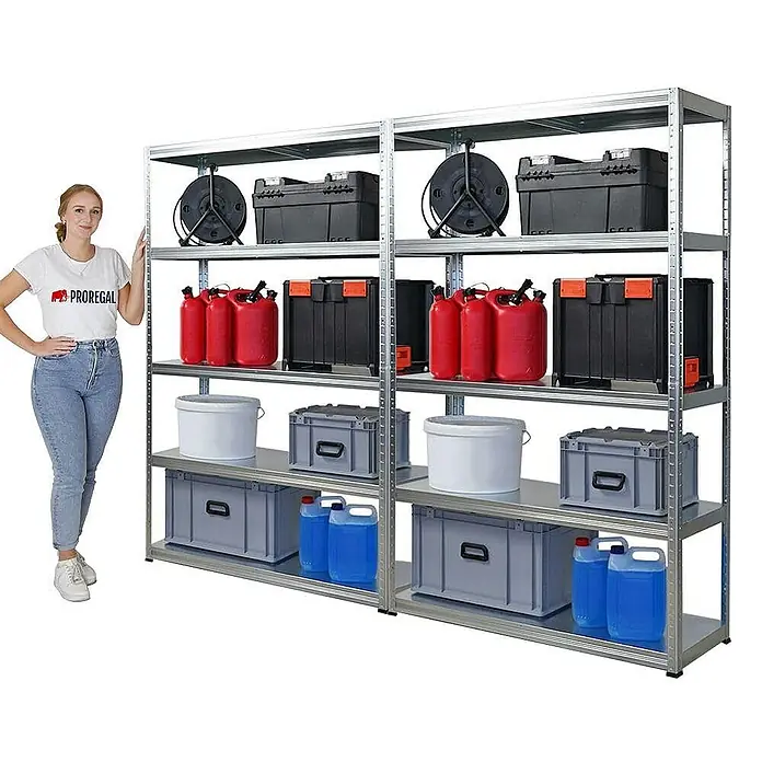 Proregal Metallregal Mega Deal Steel Eagle - Traglast pro Boden: 130 kg, Anzahl Böden: 5 Stk., Stecken, Verzinkt - Ein hohes, stabiles Metallregal mit mehreren Ebenen, beladen mit Boxen, Kanistern und anderen Gegenständen. Eine Frau steht daneben.