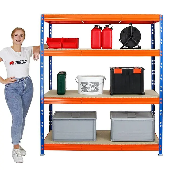 Proregal Schwerlastregal Mega Deal Profi RHINO - Traglast pro Boden: 500 kg, Anzahl Böden: 4 Stk., Stecken, Blau-Orange - Ein blau-oranges Regal mit vier Ebenen, auf denen verschiedene Gegenstände gelagert sind, daneben steht eine Frau.