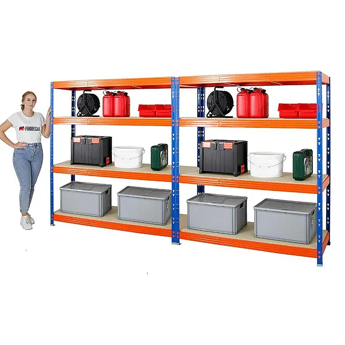 Proregal Schwerlastregal Mega Deal Profi RHINO - Traglast pro Boden: 500 kg, Anzahl Böden: 4 Stk., Stecken, Blau-Orange - Ein blau-orangenes Regal mit vier Ebenen, beladen mit verschiedenen Behältern und Werkzeugen, steht im Fokus. Eine Frau steht daneben für den Größenvergleich.