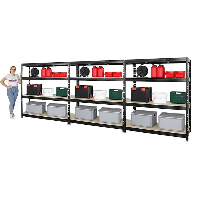 Proregal Schwerlastregal Mega Deal Profi RHINO - Traglast pro Boden: 500 kg, Anzahl Böden: 4 Stk., Stecken, Schwarz - Das Bild zeigt ein schwarzes Schwerlastregal mit vier Ebenen, gefüllt mit verschiedenen Behältern, Kanistern und Boxen. Eine Frau steht daneben.