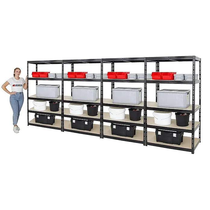 Proregal Schwerlastregal Mega Deal Tiger - Traglast pro Boden: 265 kg, Anzahl Böden: 5 Stk., Stecken, Verzinkt - Lagerregale mit verschiedenen Behältern und einer Frau zur Größenveranschaulichung. Das Regal ist schwarz und die Behälter sind farblich sortiert.